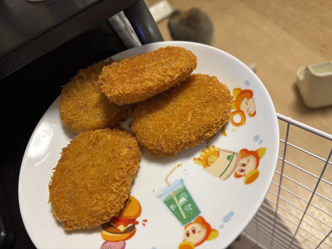 トライアル西友花小金井店で買ってきた総菜の昔ながらのコロッケ（肉入り）【台風コロッケ】と茶色い物体（ウサギ）
