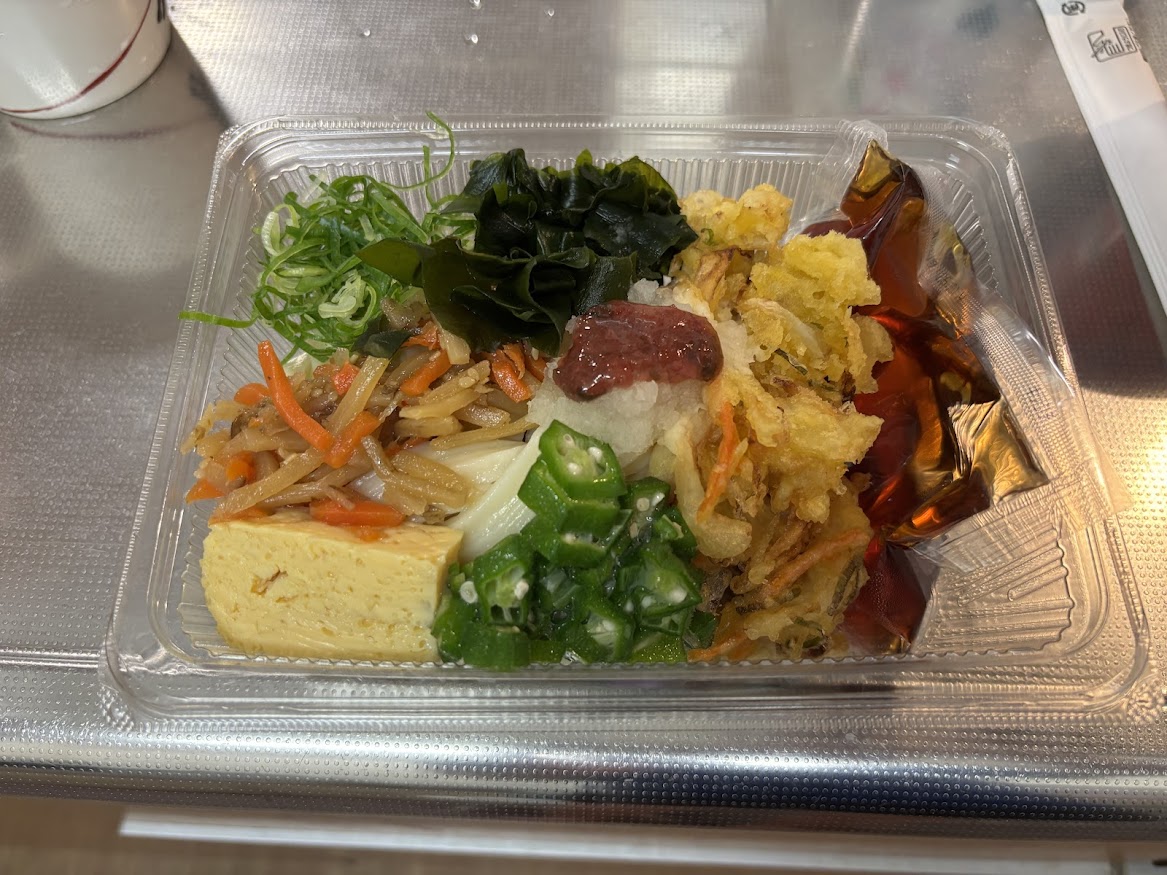 丸亀製麺 小平店で買ってきた期間限定 梅おろしオクラうどん弁当