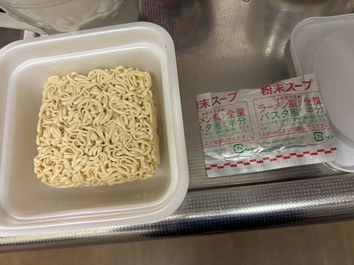 東京拉麺 ぺペロンチーノ 中身の麺と粉末スープ