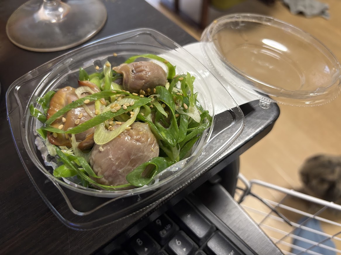 酒のつまみにヤオコーの惣菜「九条ねぎたっぷり砂肝塩ごま油」