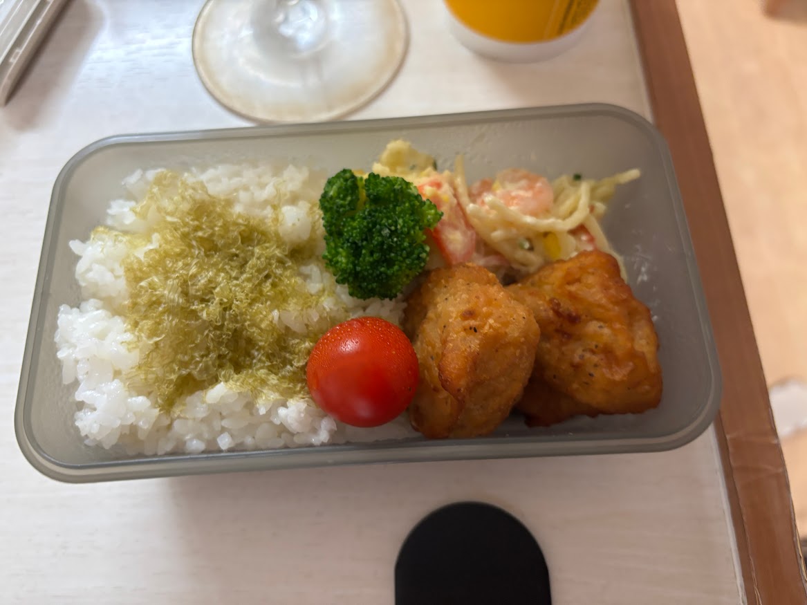 味付とろろ昆布 無限ご飯をかけたご飯と鶏唐揚げ、ミニトマト、ブロッコリー、パスタとカニカマとポテトのサラダの弁当1