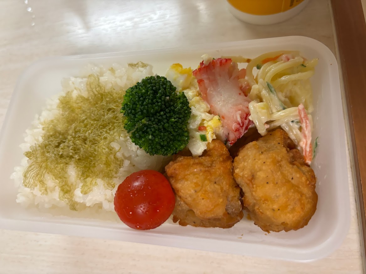 味付とろろ昆布 無限ご飯をかけたご飯と鶏唐揚げ、ミニトマト、ブロッコリー、パスタとカニカマとポテトのサラダの弁当2