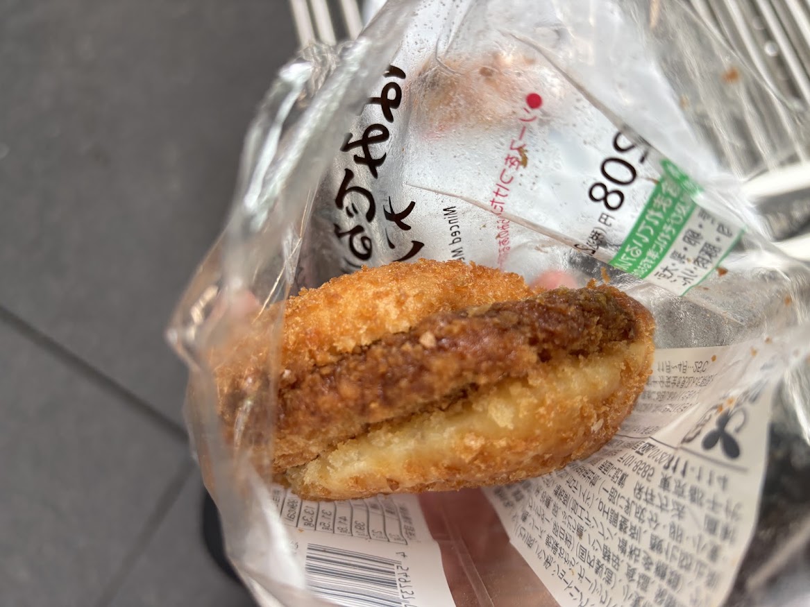 ローソンの惣菜パン「はみでるバーガー メンチカツ」