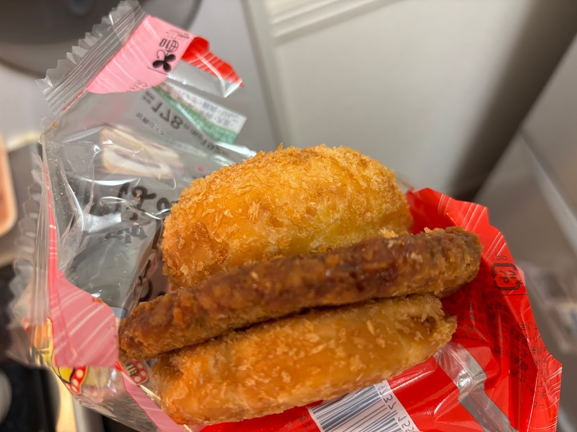 「合わせすぎ！欧風カレーパン＆はみでるメンチカツ」パンを横から