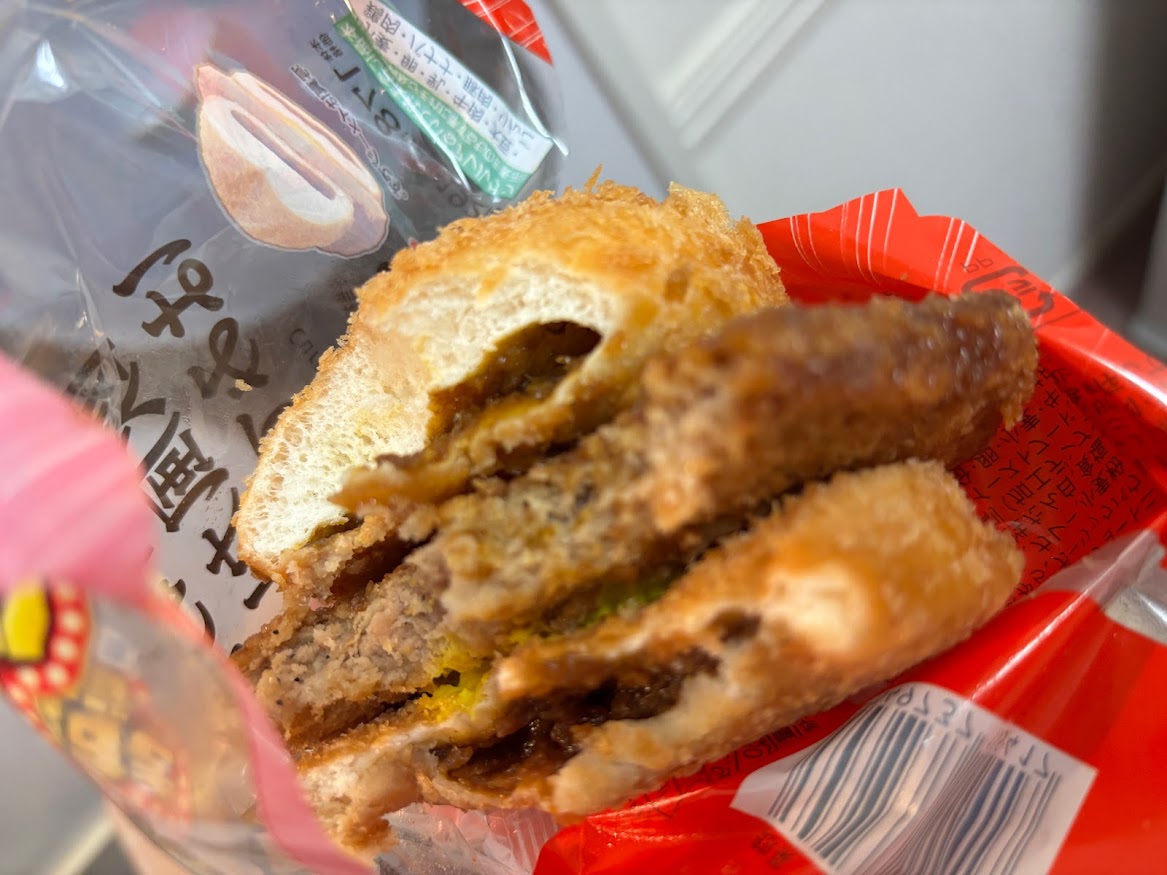 「合わせすぎ！欧風カレーパン＆はみでるメンチカツ」パンの中身