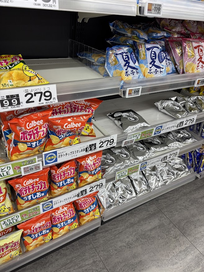 カルビーのポテトチップスは色付き、かっぱえびせんは白黒パッケージ