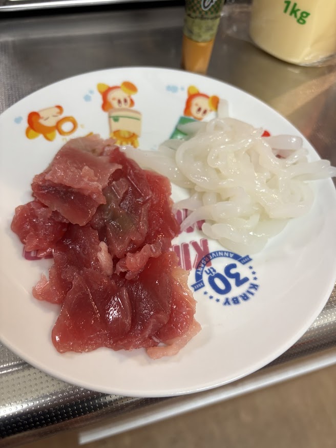 いなげやで買ってきた半額の南鮪腹身切り落とし刺身、いか糸造り刺身
