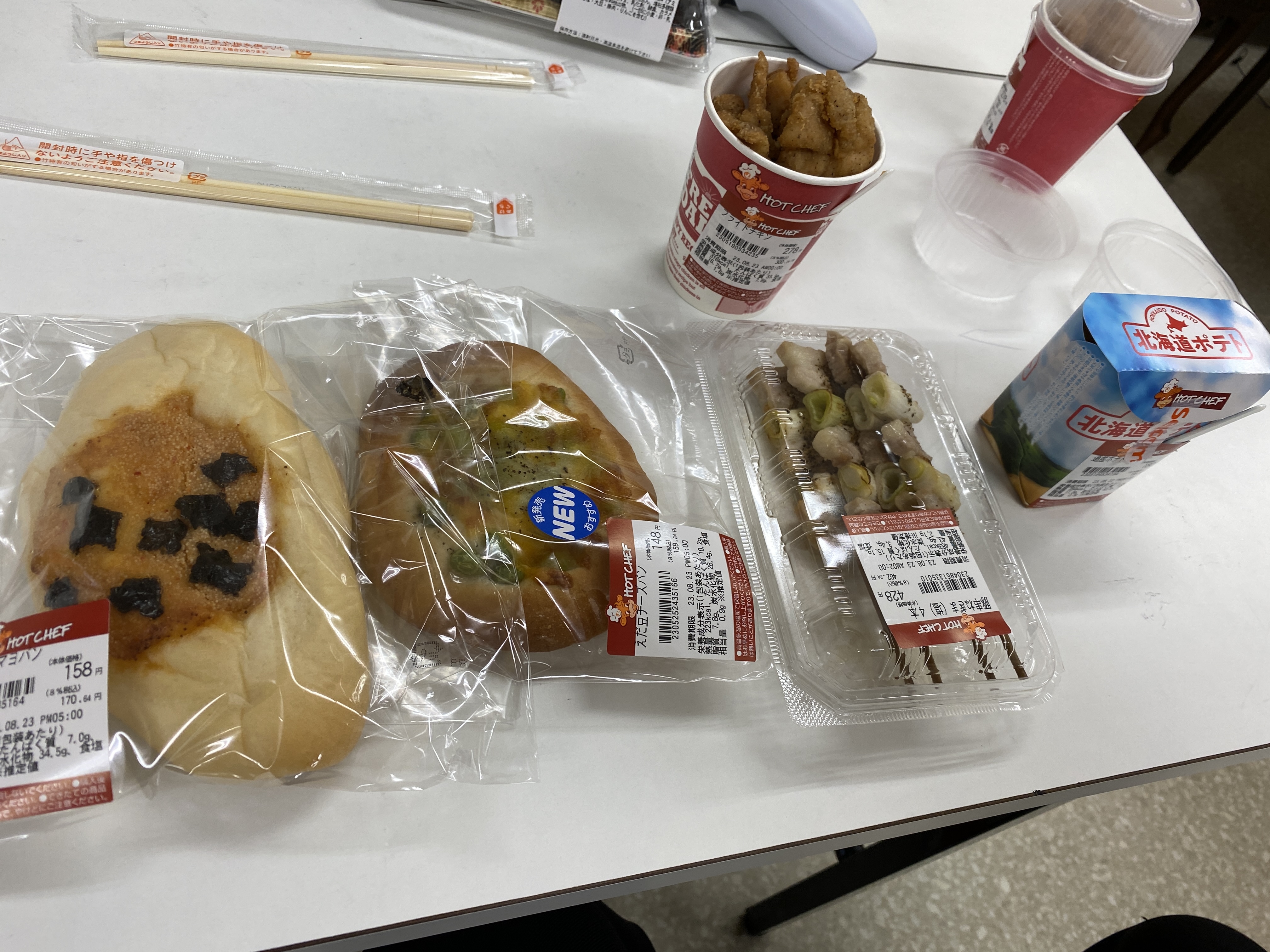 セイコーマートで買ってきた惣菜や惣菜パン等