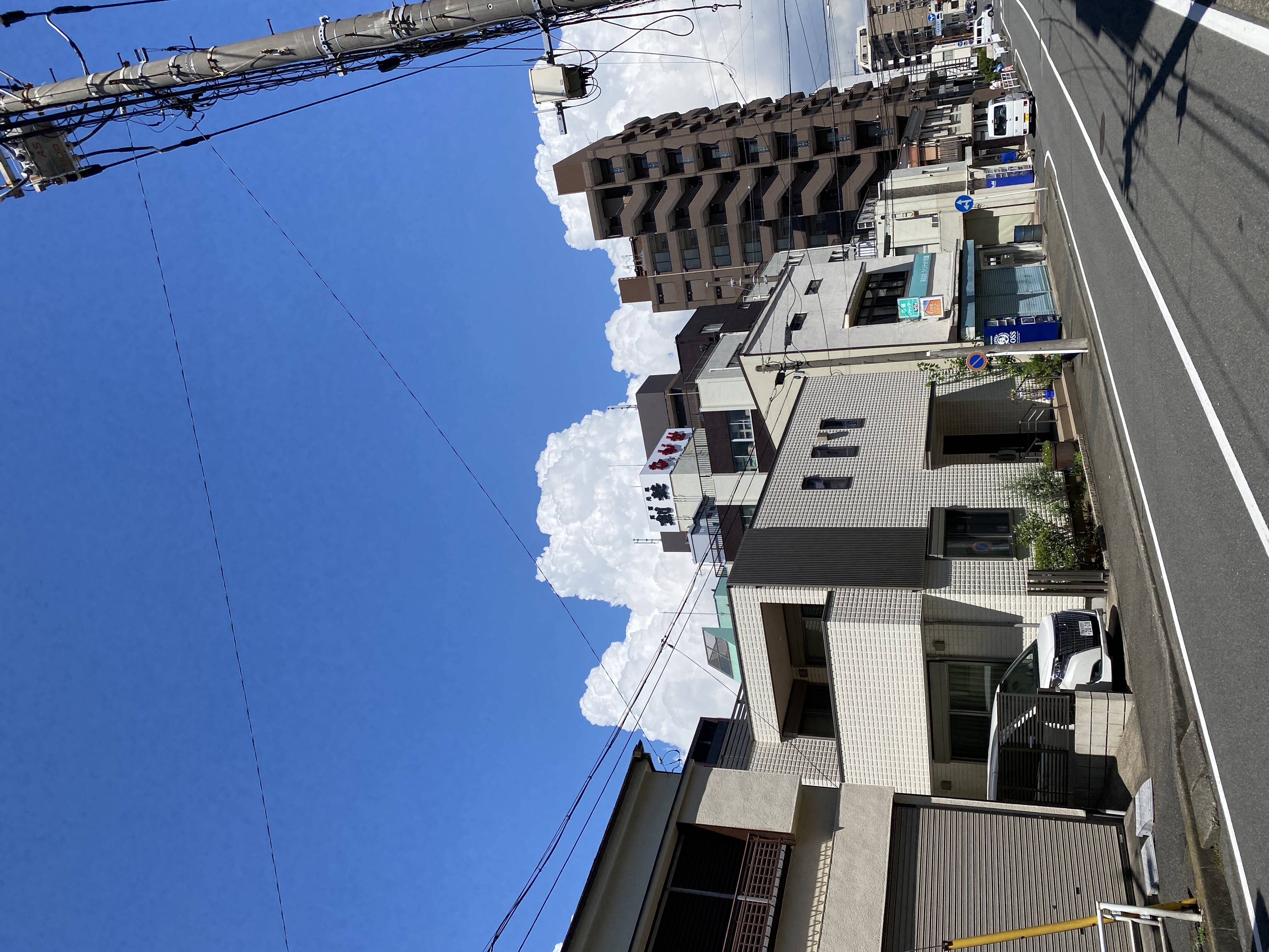 戸部駅に向かってると、夏らしい雲が。
