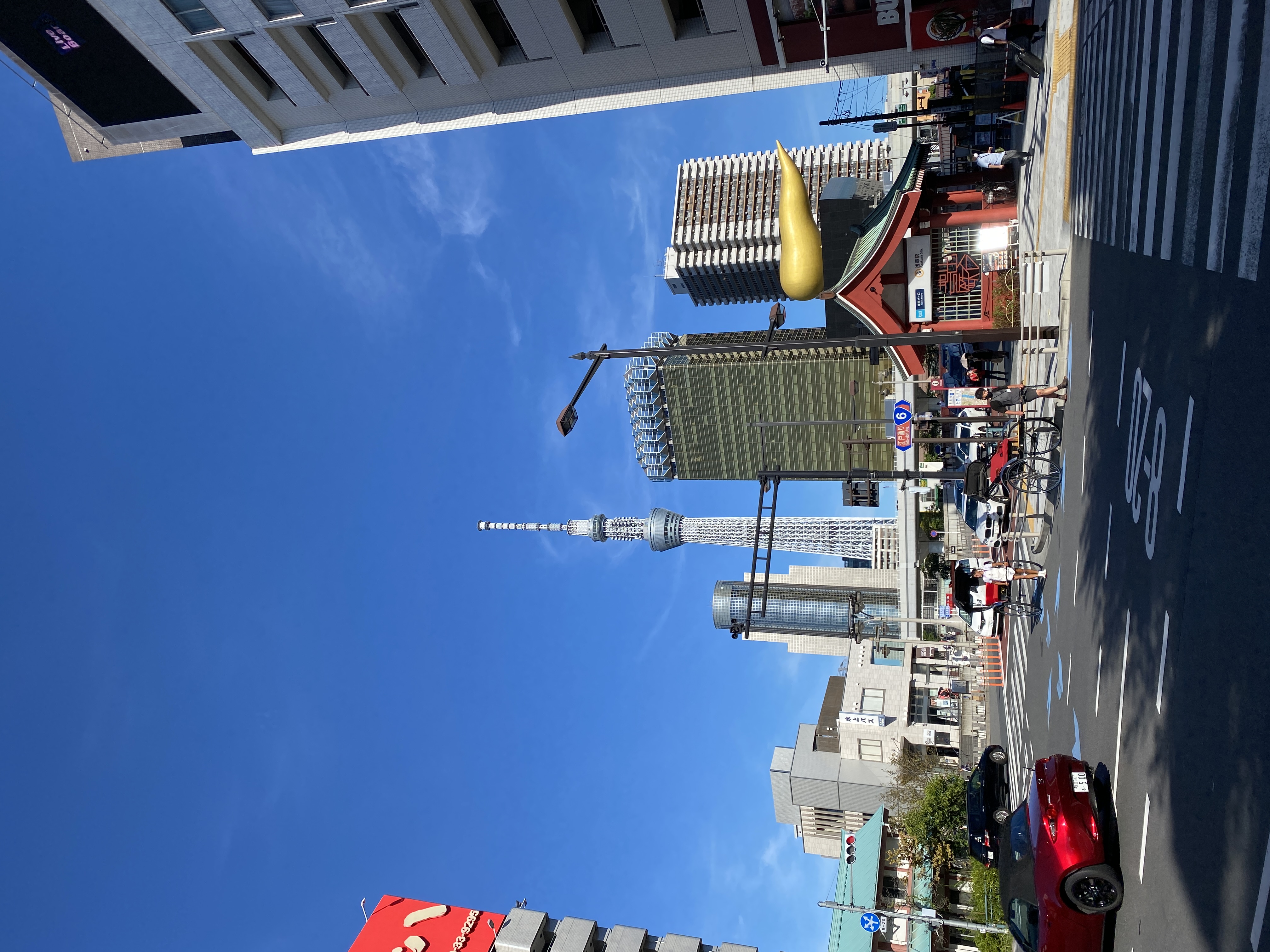 浅草駅前から東京スカイツリーとアサヒビールのうんこビル