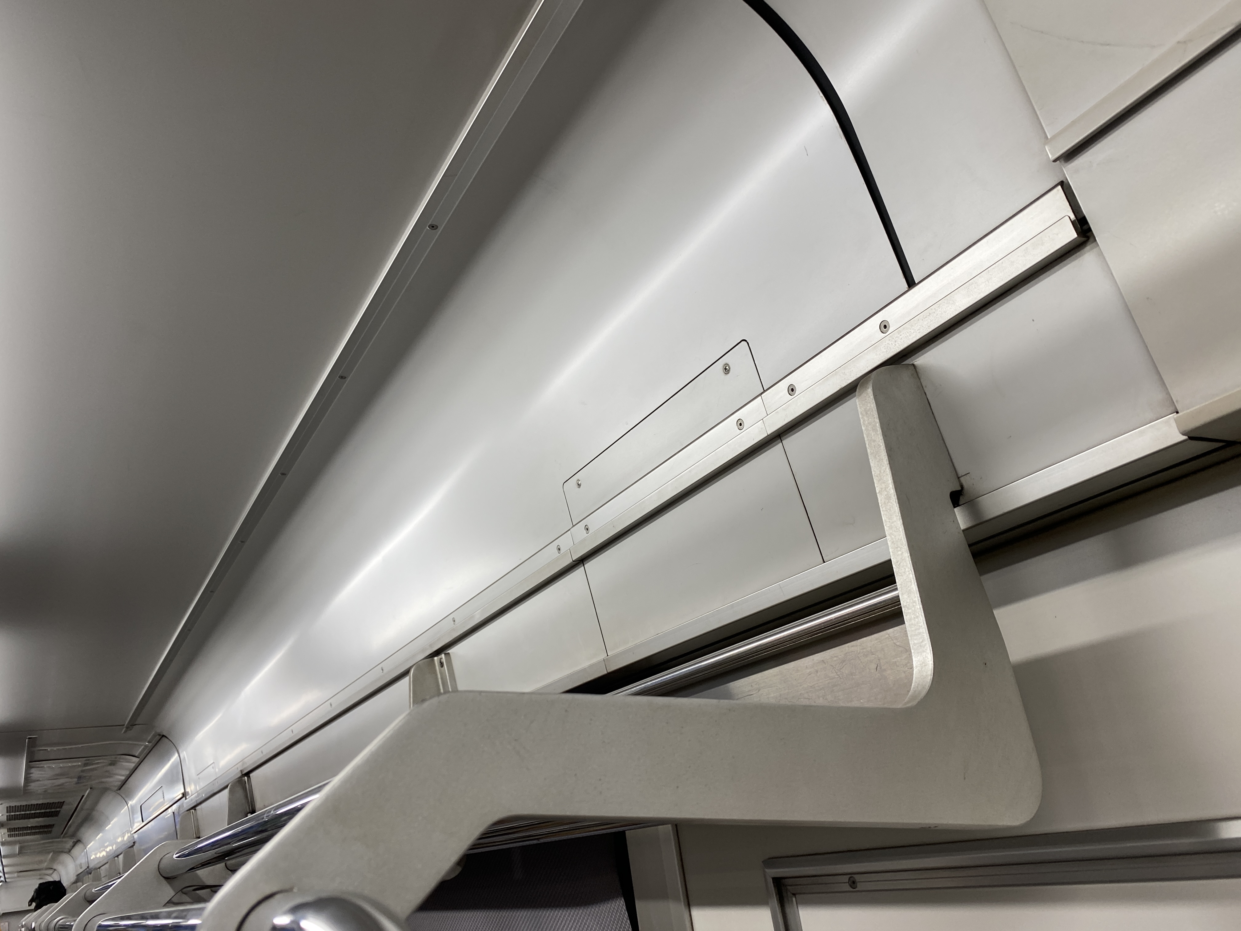 ほとんど広告内半蔵門線内（東武車両だから東武の住宅広告だけつり革にある）