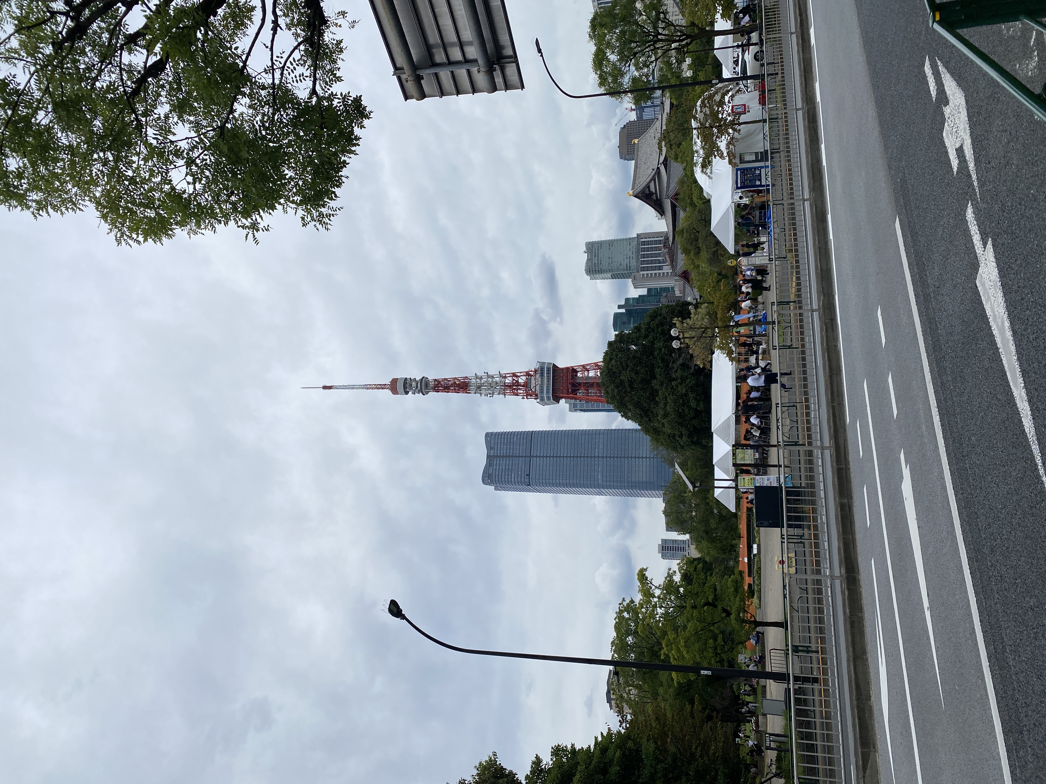芝公園、大門駅近くから東京タワー
