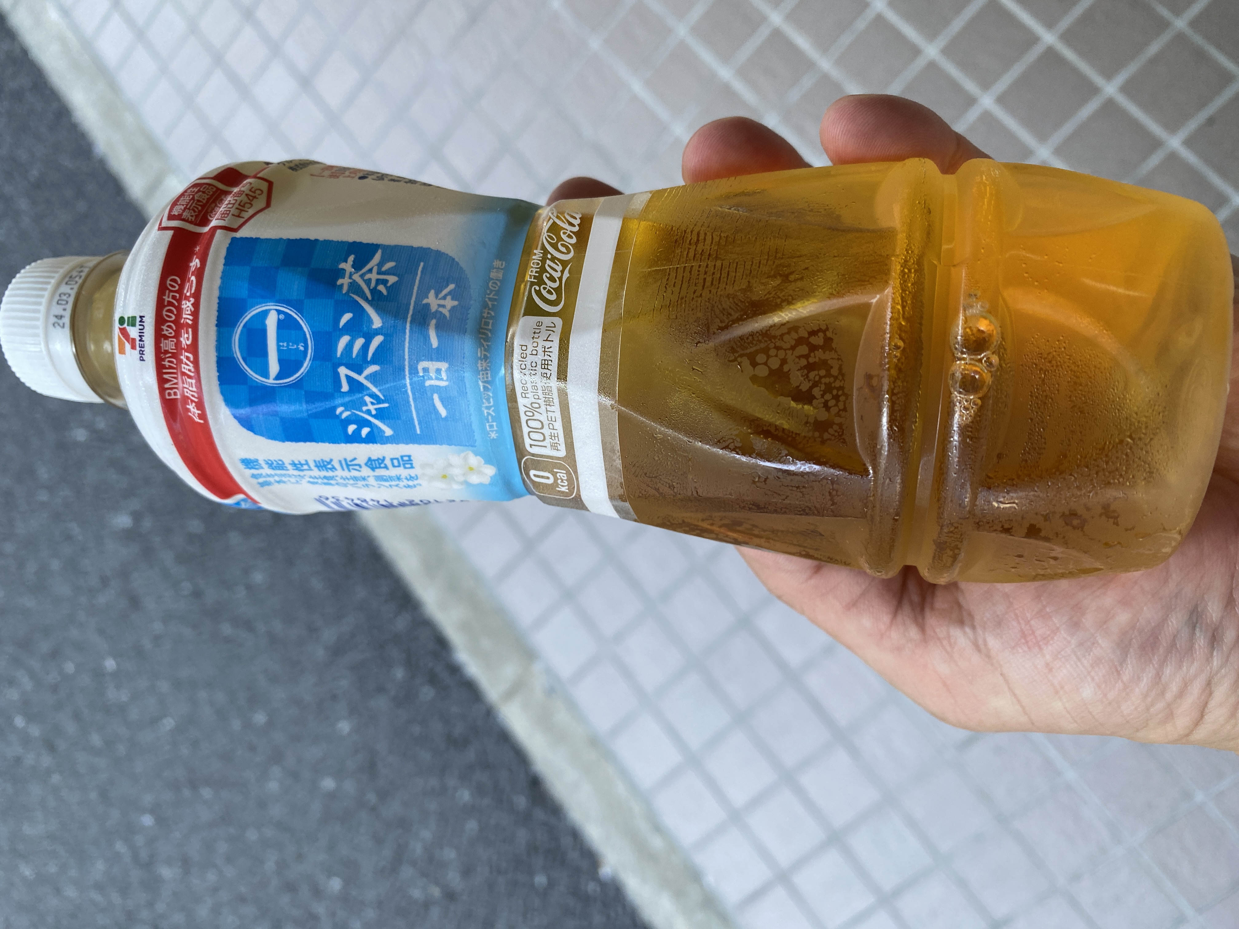 セブンプレミアム ローズヒップ由来ティリロサイドの働きで機能性表示食品 BMIが高めの方の体脂肪を減らす 「一（はじめ）一日一本 ジャスミン茶 500ml」