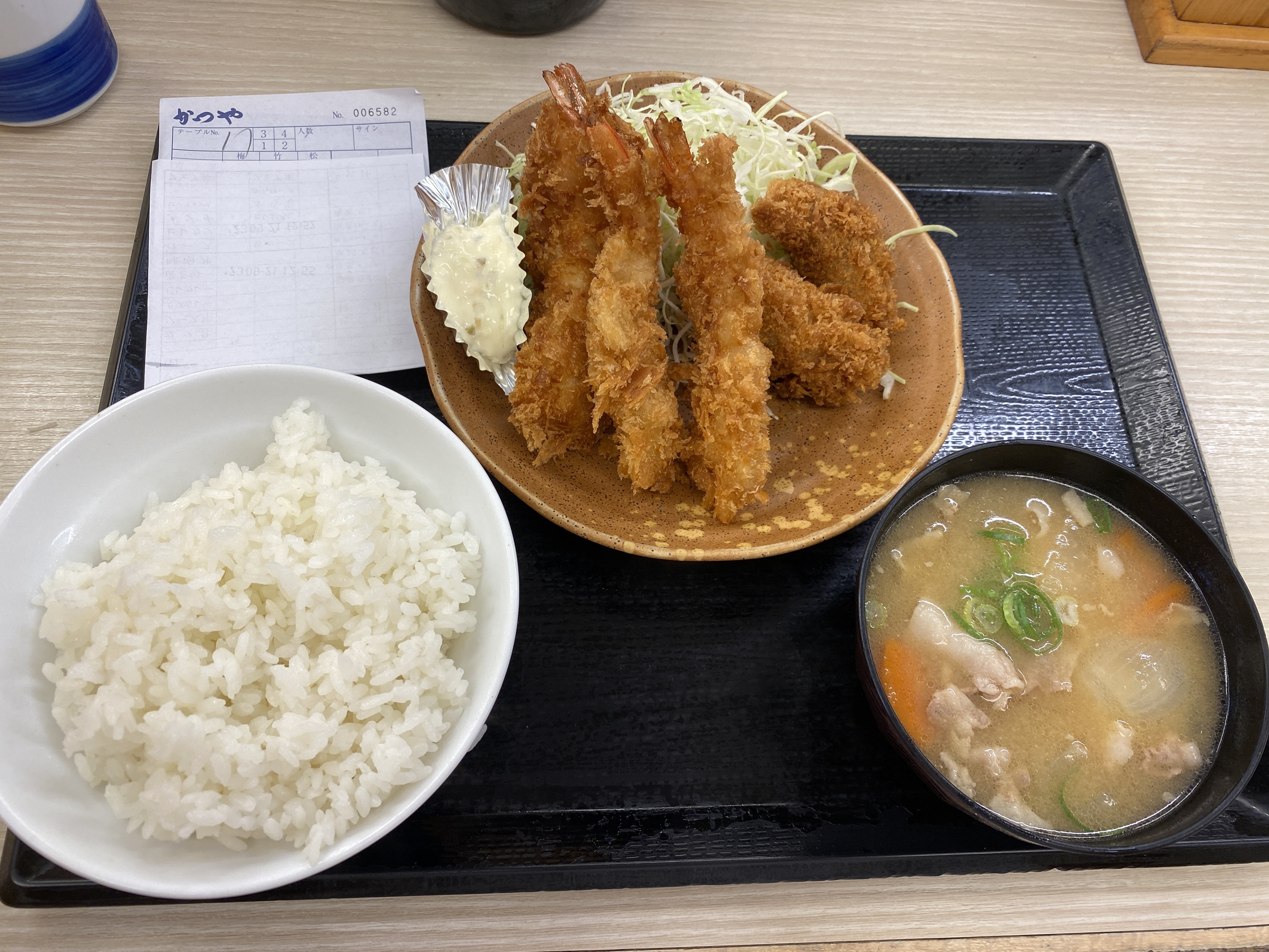 かつや 代々木駅前店で秋の海鮮フライ定食（牡蠣フライ2個、海老フライド2個、イカフライ1枚）