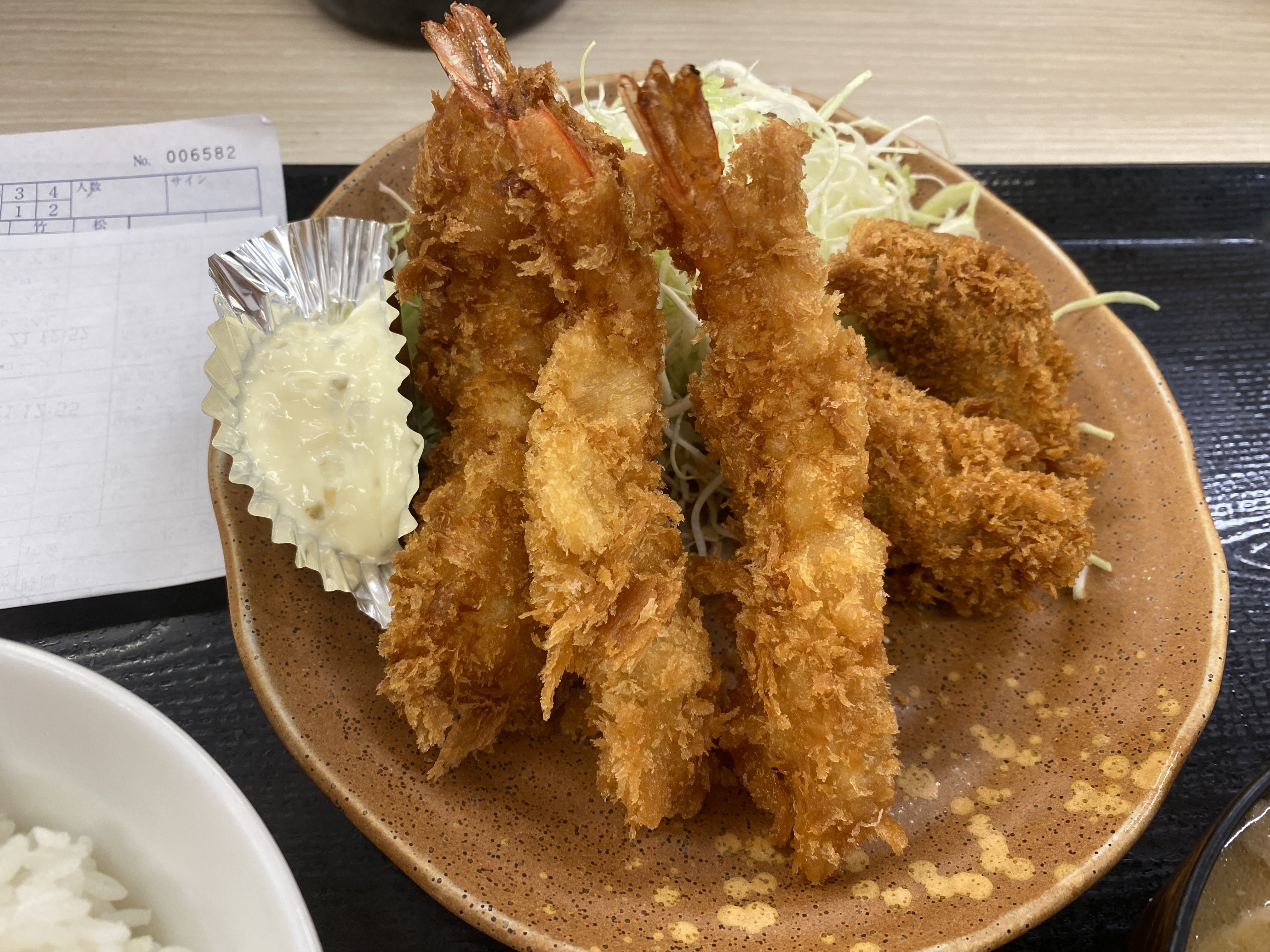かつや 代々木駅前店で秋の海鮮フライ定食（牡蠣フライ2個、海老フライド2個、イカフライ1枚）