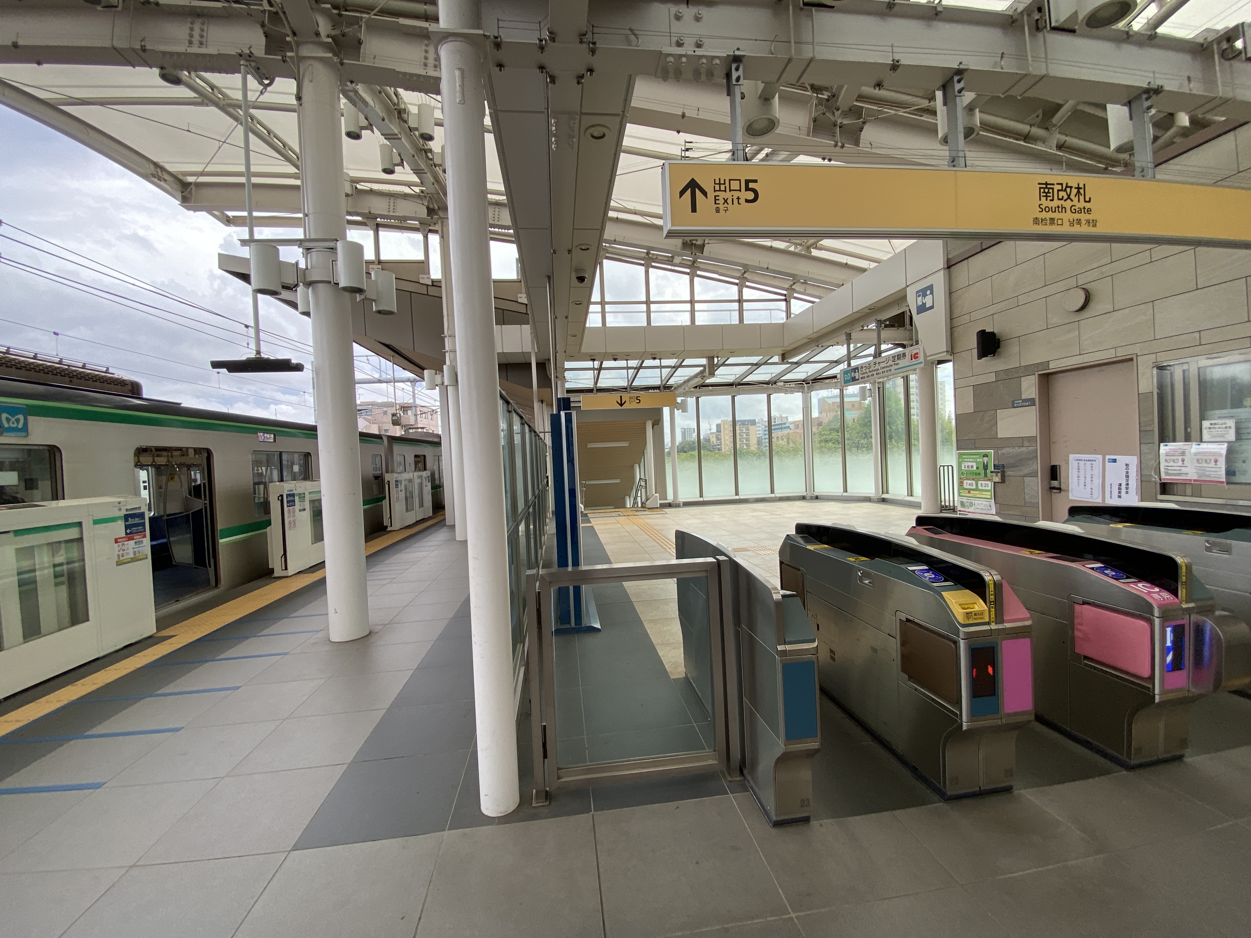 北綾瀬駅ホーム 南改札