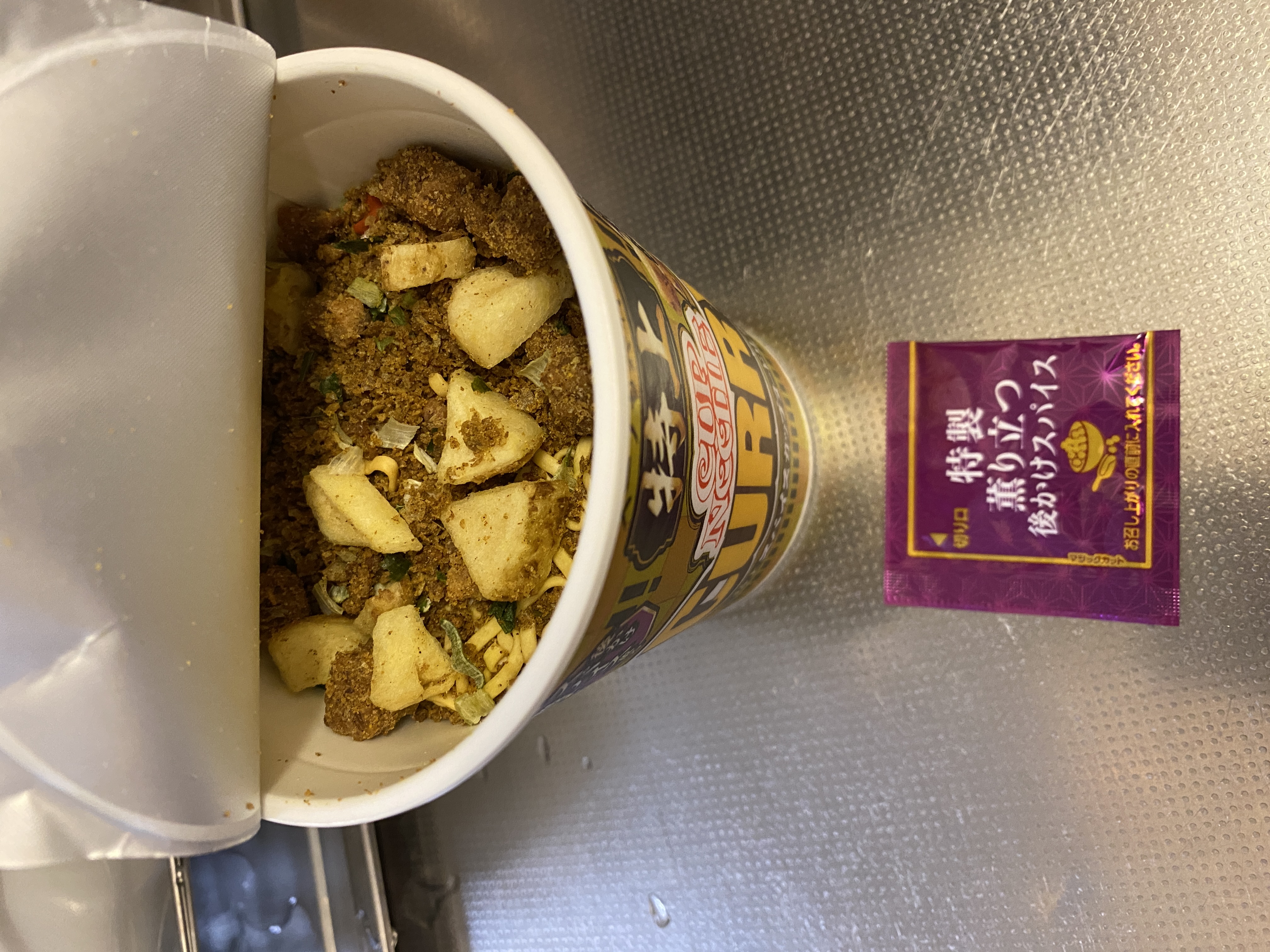 【後いれスパイス薫る濃厚カレー】特上 カップヌードル カレー 【皮付きポテト入り】