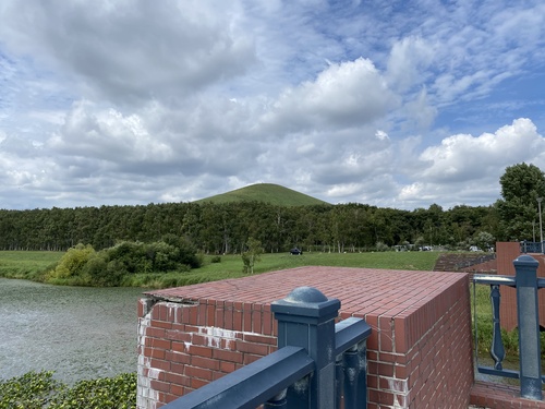 モエレ沼公園の水郷東大橋からモエレ山