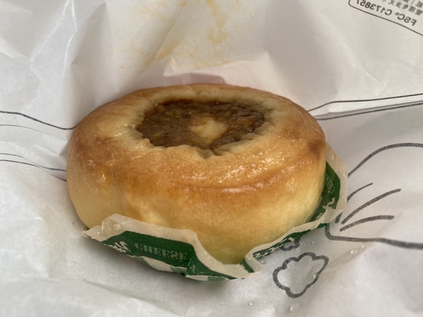 ファミリーマートのこんがりビストロまん とろ〜りチーズカレー味
