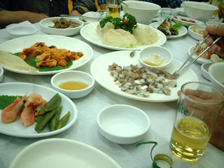 ヒラメの刺身、タコの踊り食い、海鞘（ホヤ）の刺身