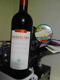 イタリアの赤ワイン「デコルディ・バルドリーノ（Decordi Bardolino）」とパルミジャーノ・レッジャーノ入り6Pチーズ