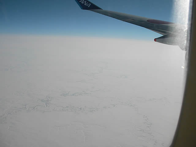 ロシア上空　一面の雪原