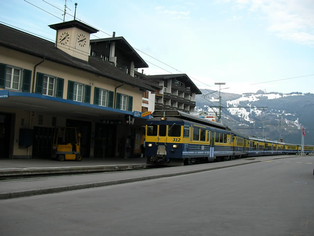 グリンデルワルト駅と電車