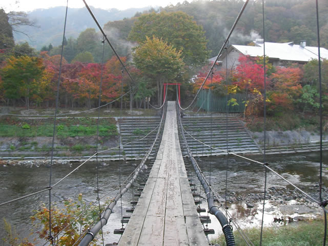 銀婚湯の庭の吊り橋