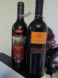 イタリアの赤ワイン「Sangiovese di Romagna Riserva（サンジョヴェーゼ ディ ロマーニャ リゼルヴァ）2003」とスペインの赤ワイン「LA TERRA TINTO（ラ・テラ ティント）2006」