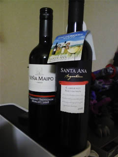 アルゼンチンの赤ワイン「Santa ANA Cabernet Sauvignon(サンタ・アナ・カベルネ・ソーヴィニヨン)2008」とチリの「VINA MAIPO Cabernet Sauvignon/Merlot 2008(ビニャ マイポ カベルネ・ソーヴィニヨン/メルロ)」