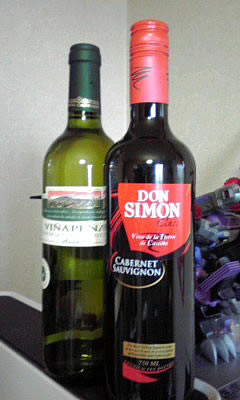 スペインの赤ワイン「ドンシモン カベルネ・ソーヴィニヨン（DON SIMON Cabernet Sauvignon）」と白ワイン「VINAPENA(ヴィニャペーニャ)」