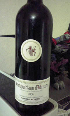 イタリアの赤ワイン「MONTEPULCIANO D'ABRUZZo（モンテブルチアーノ・ダブルッツォ）2006」