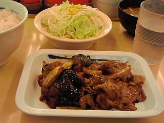 松屋の豚と茄子の辛味噌炒め定食