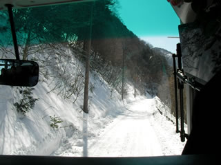 加仁湯への雪道
