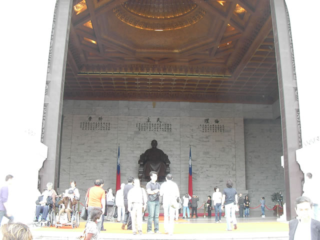 中正紀念堂と蒋介石の銅像2