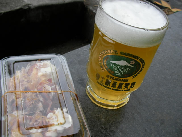 富士桜高原ビール ピルスとたこ焼き