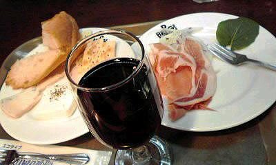 チーズ＆クラッカーと今月の赤ワインA「コロレード・サンジョベーゼ2009」