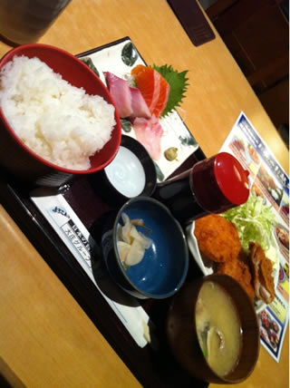 日本海庄やのランチで日替わり刺身三点盛りと日替わりフライ定食