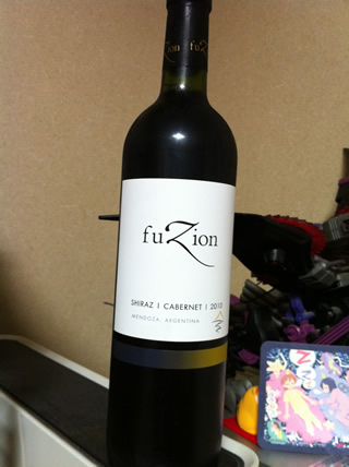 アルゼンチンの赤ワイン「fuzion SHIRAZ  | CABERNET (ラ・アグリコーラ サンタ・ジュリア・フュージョン シラーズ/カベルネ・ソーヴィニヨン)2010」