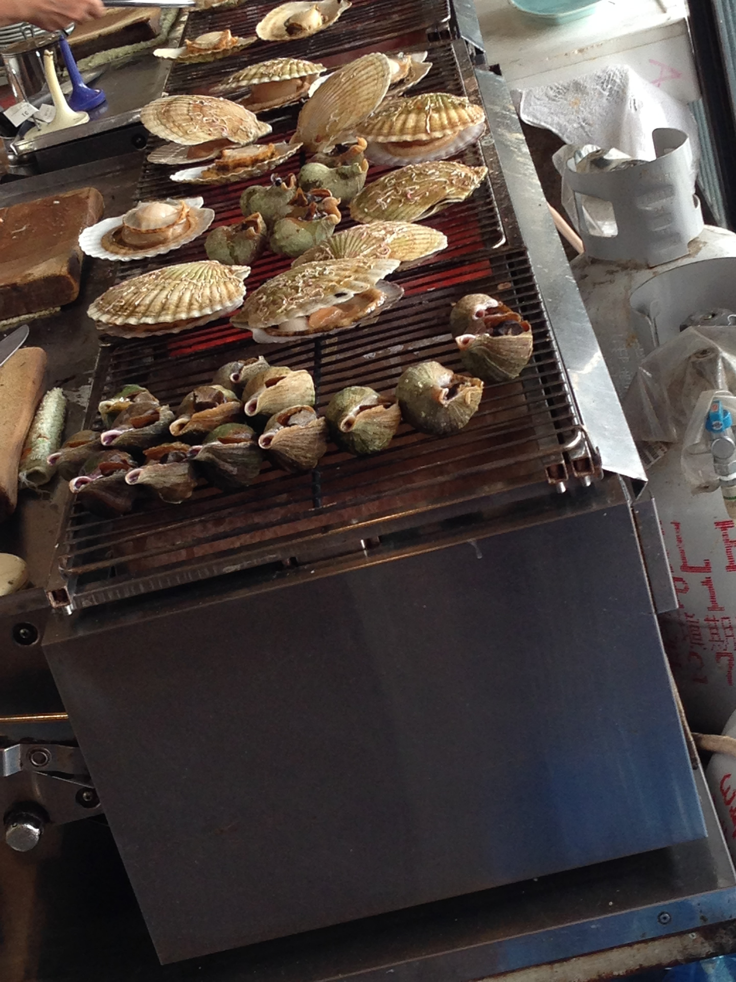 小樽水族館前の青塚食堂のホタテやつぼ貝