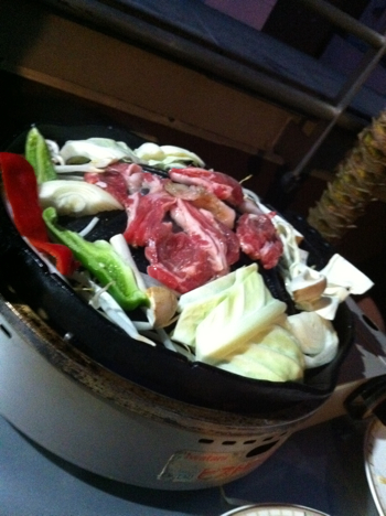 ジンギスカン鍋で焼いてるラム肉