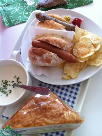 サンドイッチにヴィシソワーズジャガイモにジャガイモに入りパンのホットドック。