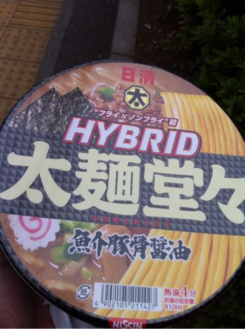 カップ麺 日清のフライ×ノンフライ麺HYBRID太麺堂々 業界豚骨醤油