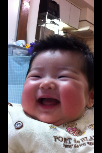 ゲラゲラ笑う赤ちゃん