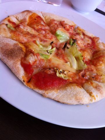 桜海老と春キャベツのトマトソースのピザ〜アンチョビオイル