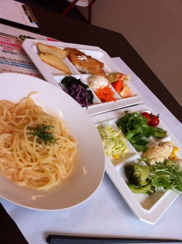 ズワイ蟹クリームパスタとバイキングのサラダなど