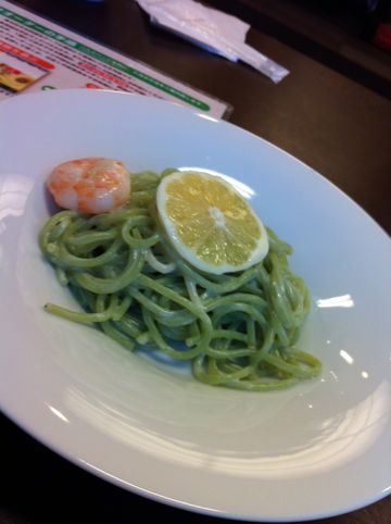 ほうれん草を練り込んださっぱりエビとレモンクリームパスタ。<br />