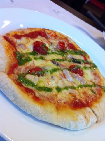 蛸とバジルのトマトソースピザ