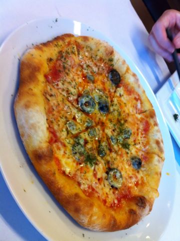 アンチョビ、オリーブ、ケイパー入りブッタネスカ仕立ての刺激的なピザ