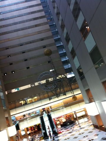 新宿NSビルの振り子時計